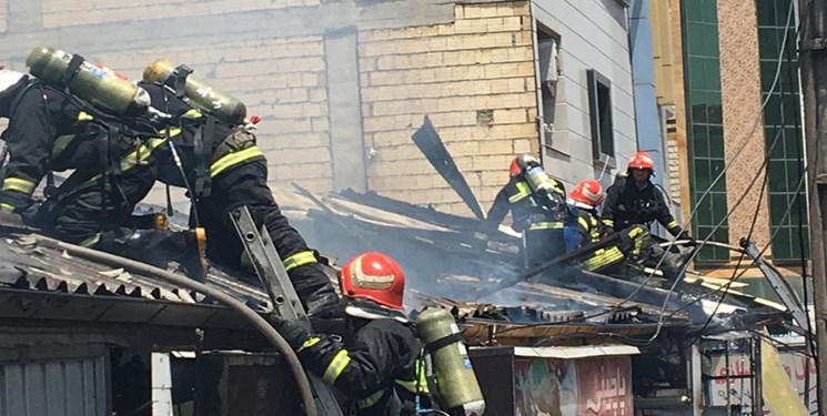 آتش‌سوزی پنج مغازه در رشت پای شهردار را هم به میدان کشاند+فیلم و عکس